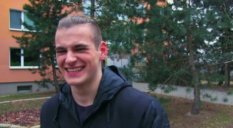 hotte sexede homoseksuelle mænd kysser gratis høj kvalitet Foto