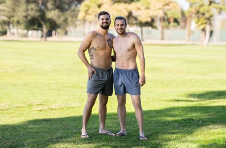 hotte homoseksuelle fyre kysser smukke nøgenbilleder Foto