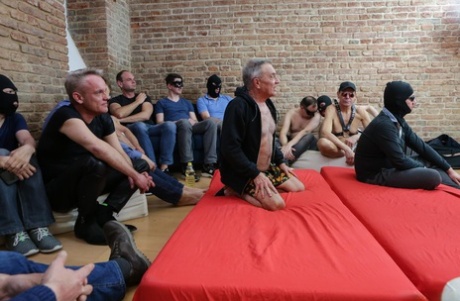 homoseksuel tung gummi bondage kunst flot gallerier