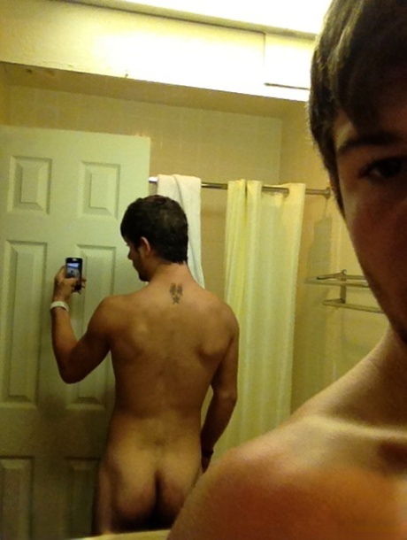 homoseksuelle fyre i brusebad erotisk sex Foto