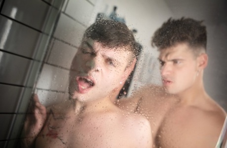 première fois que je suce une bite gay parfait et sexy photo