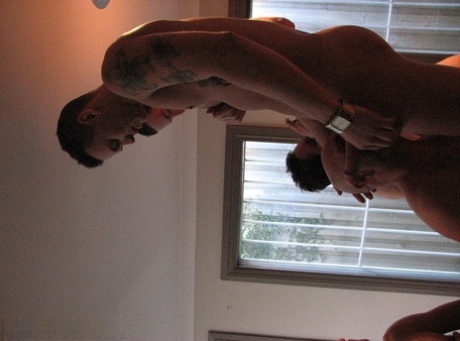 Gloryhole-rookie bliver bøsse nøgen porno fotos