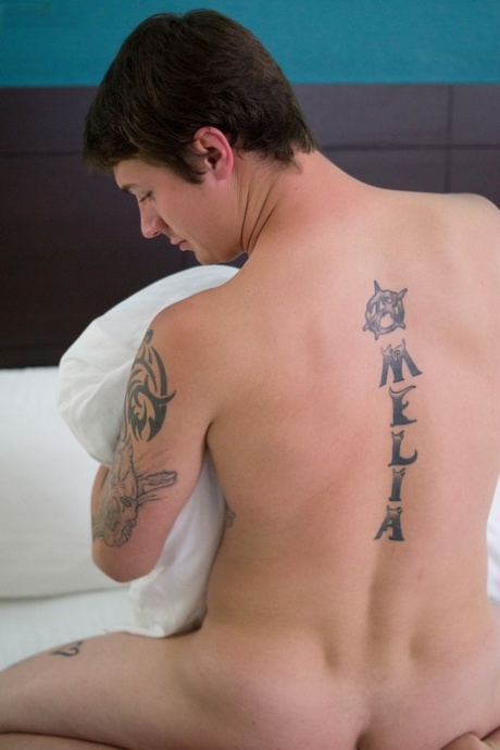 gay hard muscle art naked pics