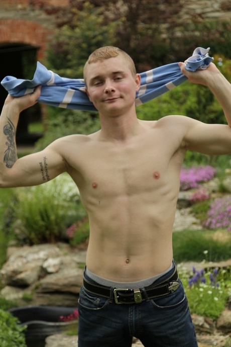 twinks gays dehors pornographique nu images