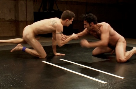 homoseksuelle fyre sidder på ansigtet fri kunst gallerier
