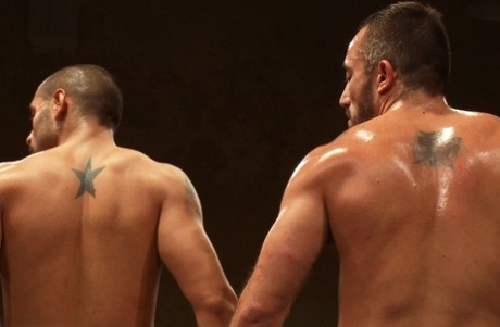 homoseksuelle mænd kysser hårdt porno erotisk fotos