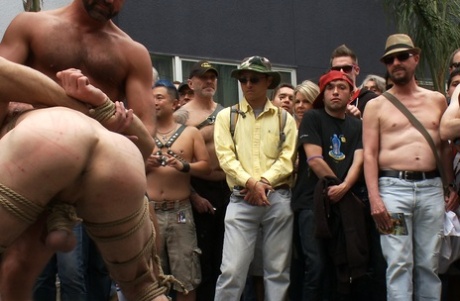 homoseksuel gummi bondage gratis varmt arkiv