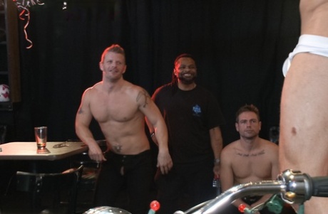 homoseksuel mester heteroseksuel slave hotte nøgenbilleder galleri