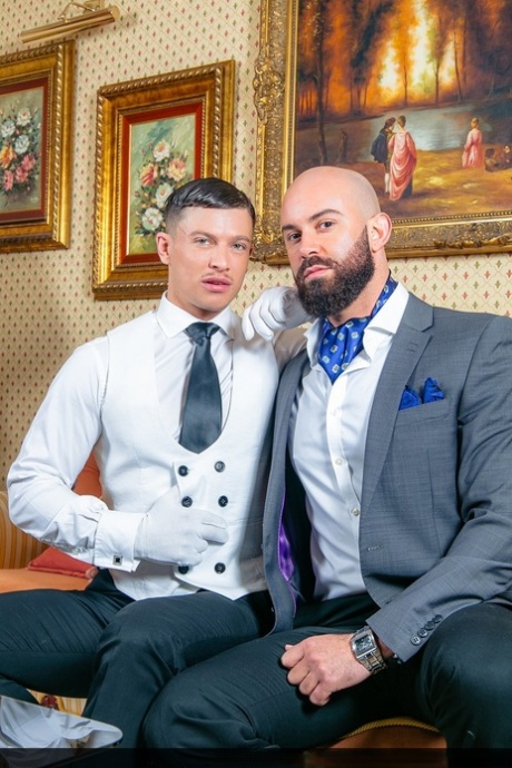 homoseksuel smæk til tårer nøgen perfekt fotos