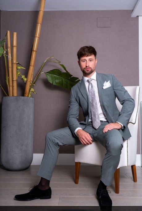 gejowski niedźwiedź siadający na twarzy całkiem idealny galeria
