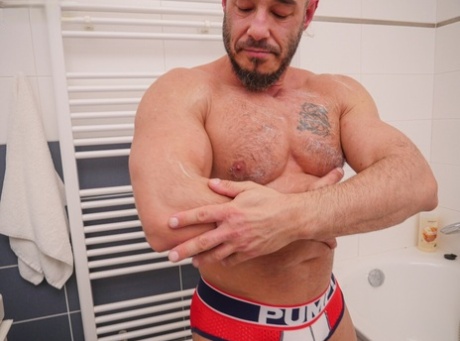 trzęsący się tyłek gejowski porno nagość erotyczna zdjęcia